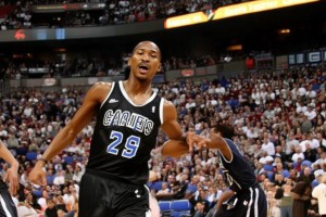 [NBA]一晃飞两个 霍姆格伦轻松扣篮得手